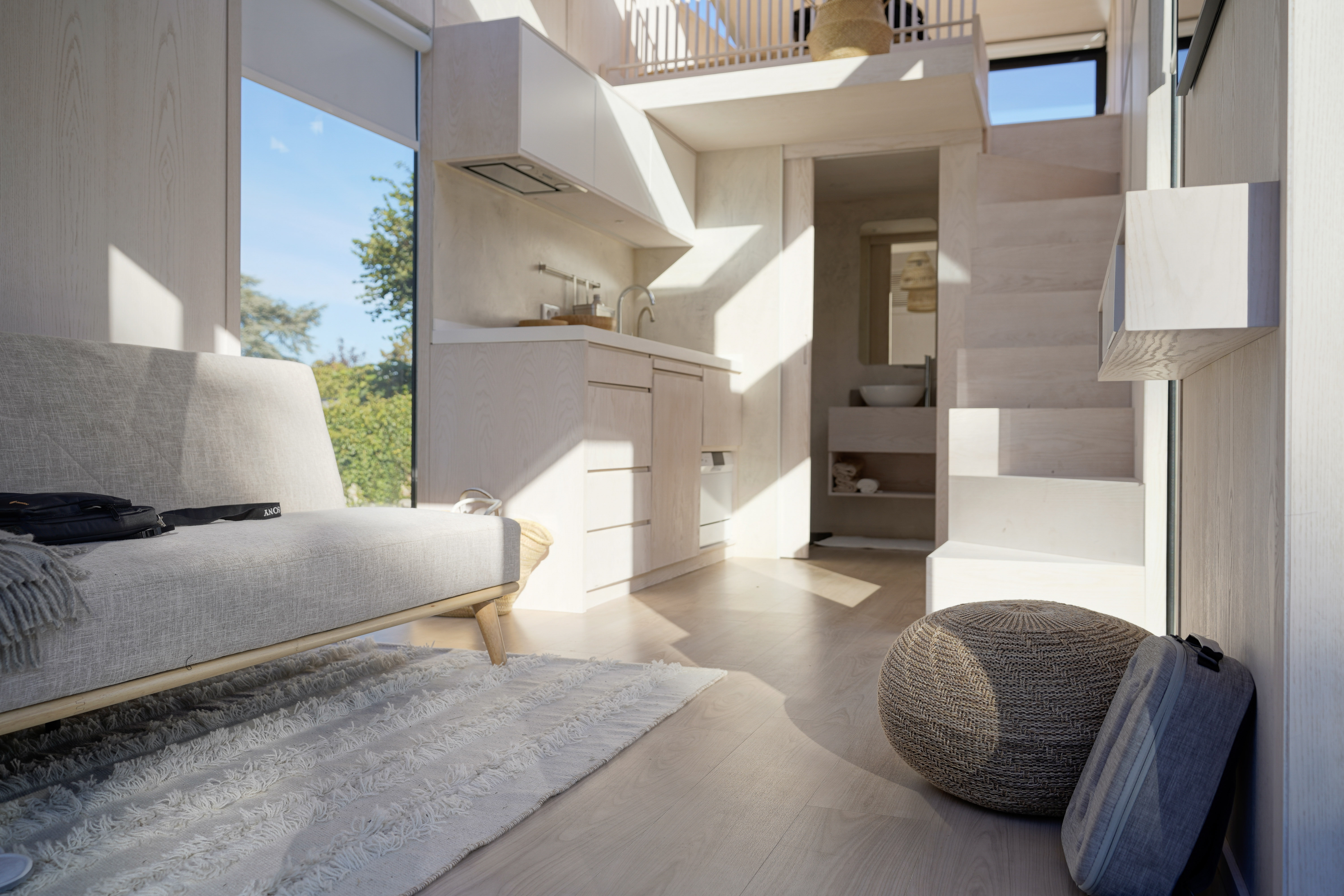 Intérieur lumineux du module avec cuisine, salon et mezzanine
